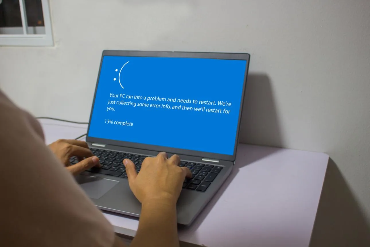 Laptop showing a blue screen triggered by sudden power loss from a degraded battery